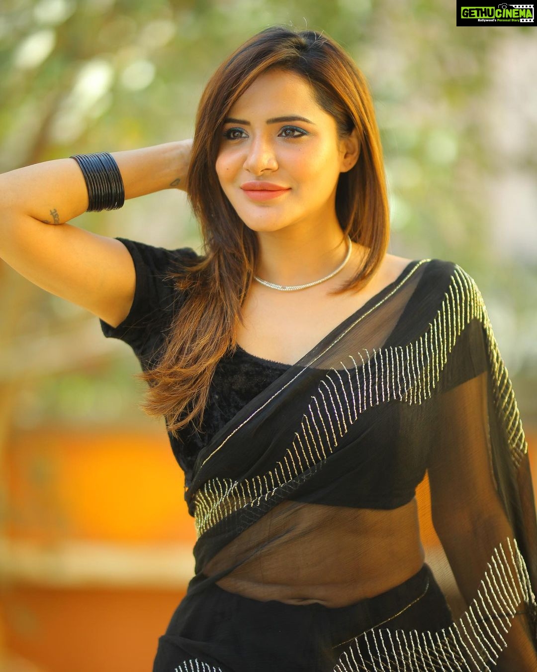 Ashu Reddy Instagram - • Ayeee.. Teri pyaari in saree • 🖤♥️ #ashureddy #blacksaree #siggu 🙈😵💫😂 @naveen_photography_official