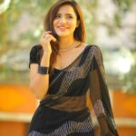 Ashu Reddy Instagram - • Ayeee.. Teri pyaari in saree • 🖤♥️ #ashureddy #blacksaree #siggu 🙈😵‍💫😂 @naveen_photography_official