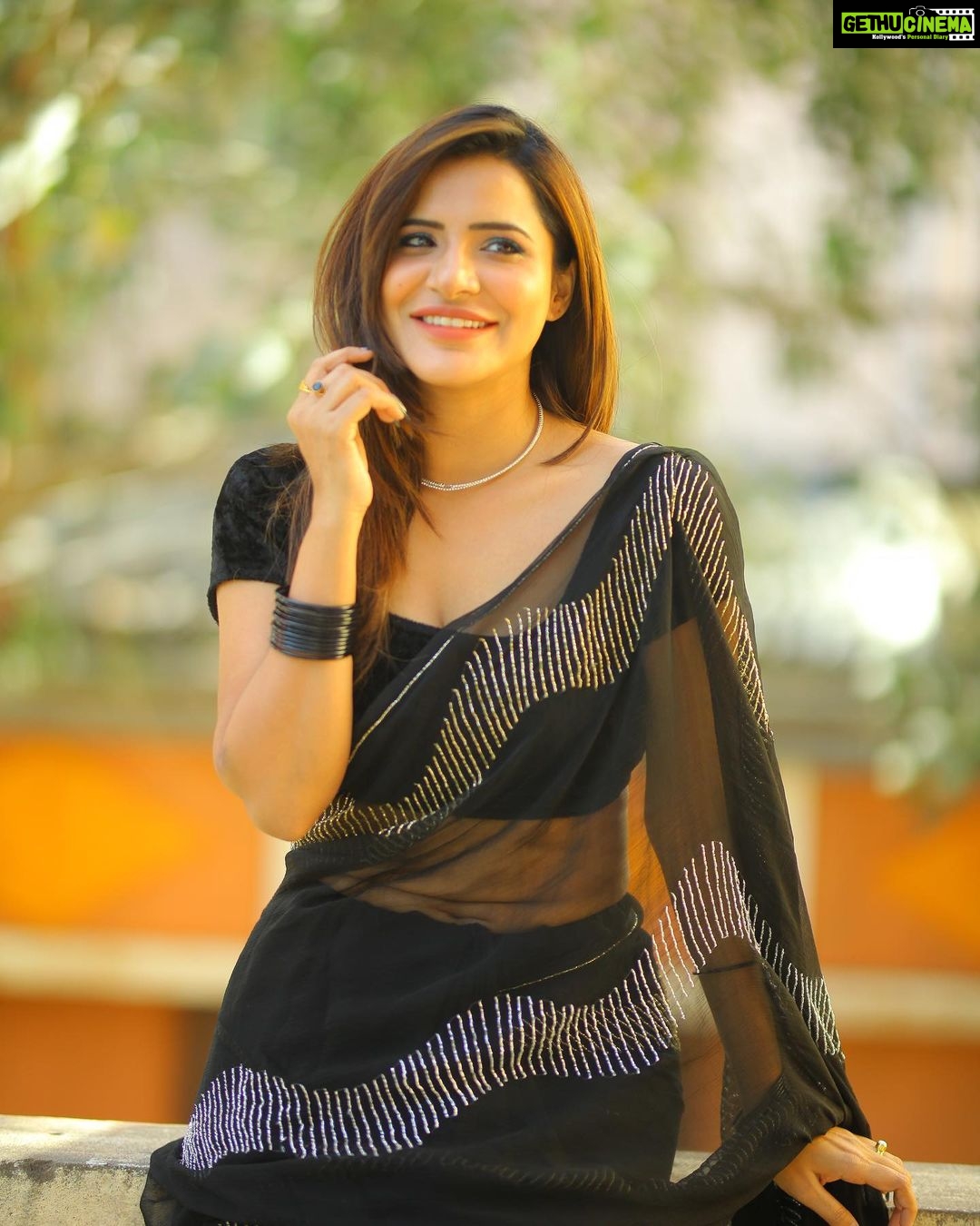 Ashu Reddy Instagram - • Ayeee.. Teri pyaari in saree • 🖤♥️ #ashureddy #blacksaree #siggu 🙈😵💫😂 @naveen_photography_official