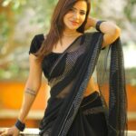 Ashu Reddy Instagram - • Ayeee.. Teri pyaari in saree • 🖤♥️ #ashureddy #blacksaree #siggu 🙈😵‍💫😂 @naveen_photography_official