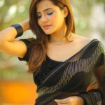 Ashu Reddy Instagram - • Ayeee.. Teri pyaari in saree • 🖤♥️ #ashureddy #blacksaree #siggu 🙈😵‍💫😂 @naveen_photography_official