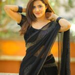 Ashu Reddy Instagram - • Ayeee.. Teri pyaari in saree • 🖤♥️ #ashureddy #blacksaree #siggu 🙈😵‍💫😂 @naveen_photography_official