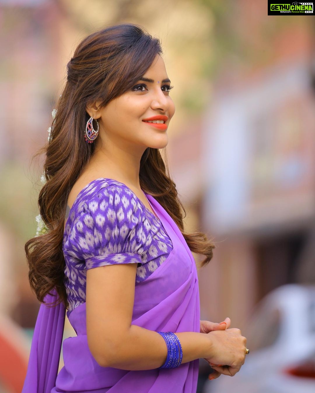 Ashu Reddy Instagram - Varudu kaavalenu..!! Siggu ostundi enduko๐โฅ๏ธ #ashureddy #simpleandcute #filmyfeels ๐ #halfsareestyle ๐ฅ๐ #commentifyoulike