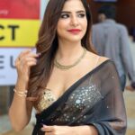 Ashu Reddy Instagram - Black saree is always a high 🌹🌟 #ashureddy #sareefeels #inauguration #hilifeexhibition ☘️