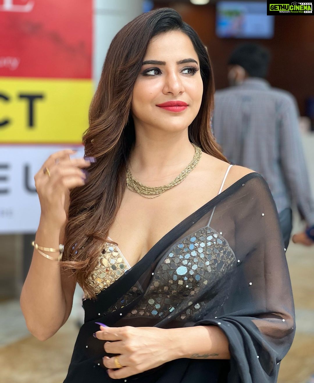 Ashu Reddy Instagram - Black saree is always a high 🌹🌟 #ashureddy #sareefeels #inauguration #hilifeexhibition ☘️