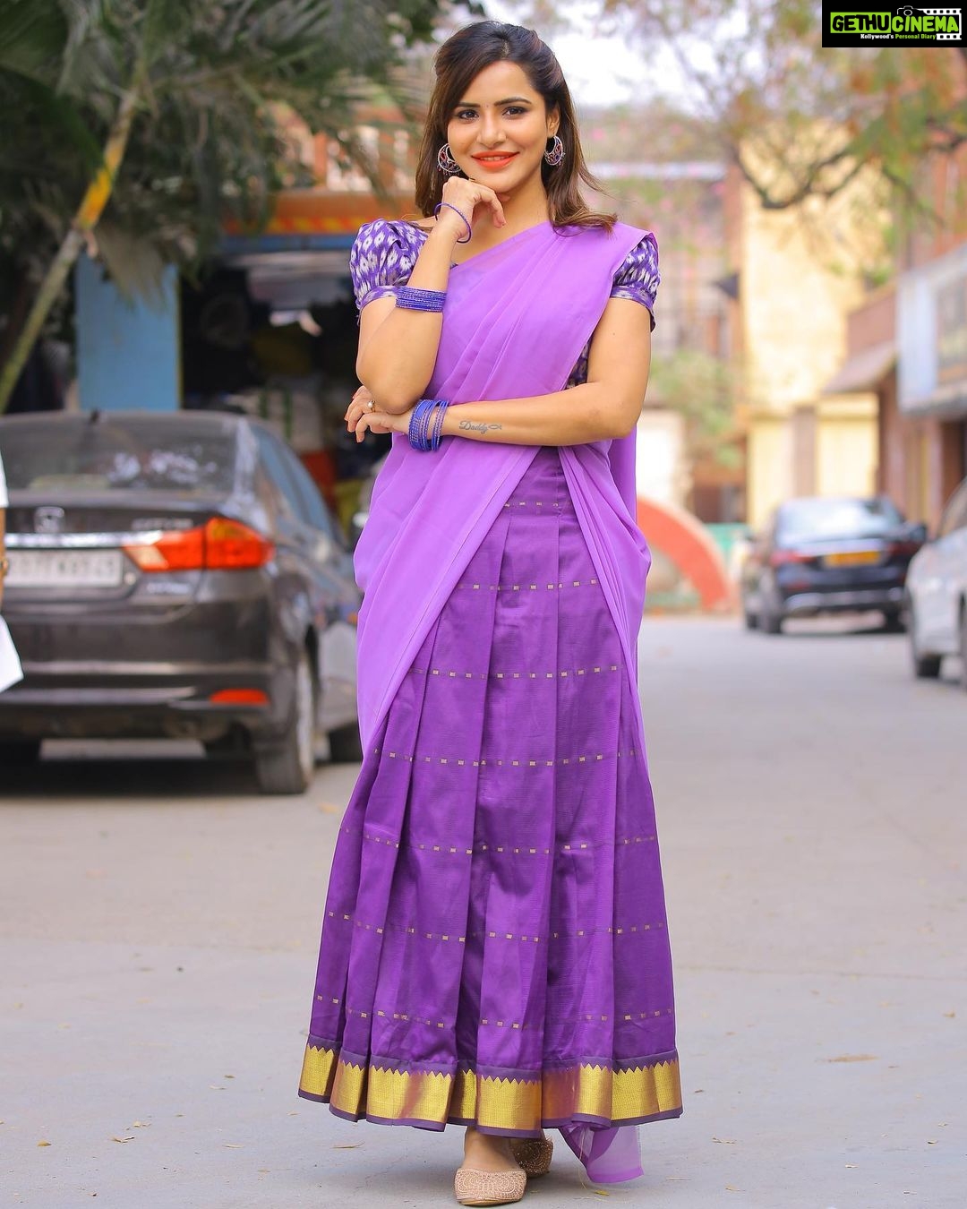 Ashu Reddy Instagram - Varudu kaavalenu..!! Siggu ostundi enduko๐โฅ๏ธ #ashureddy #simpleandcute #filmyfeels ๐ #halfsareestyle ๐ฅ๐ #commentifyoulike