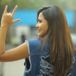 Ashu Reddy Instagram - Wear a torn shirt, but buy a better book.. said a big person!! Translate this in telugu..♥️🤭 #ashureddy #telugusamethalu 🙈 #tornjacket