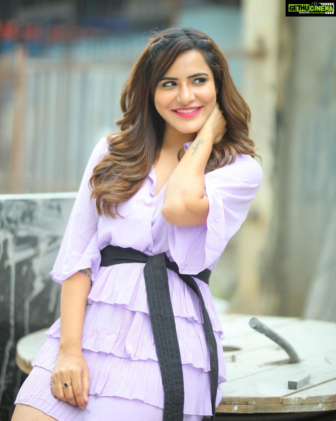 Ashu Reddy Instagram - Climate antha naalage love lo padipoindemo annatundee, crazy ga undheee!! ♥️🤩 #ashureddy #feelingcrazy #cutebutterfly @naveen_photography_official 🧿💯