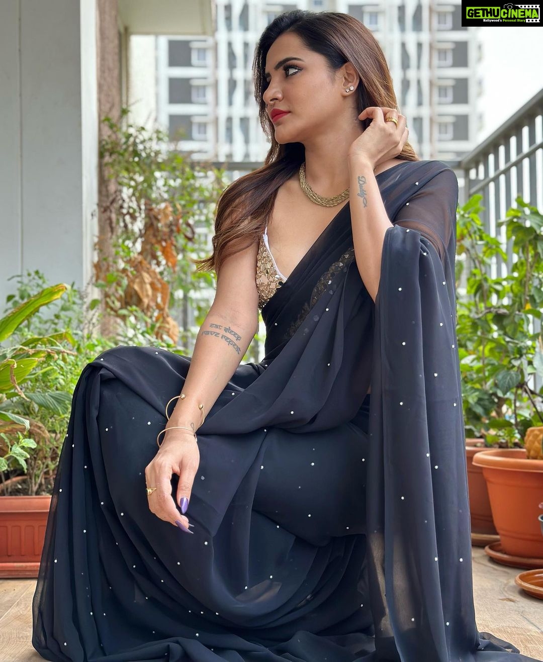 Ashu Reddy Instagram - Black saree is always a high 🌹🌟 #ashureddy #sareefeels #inauguration #hilifeexhibition ☘️
