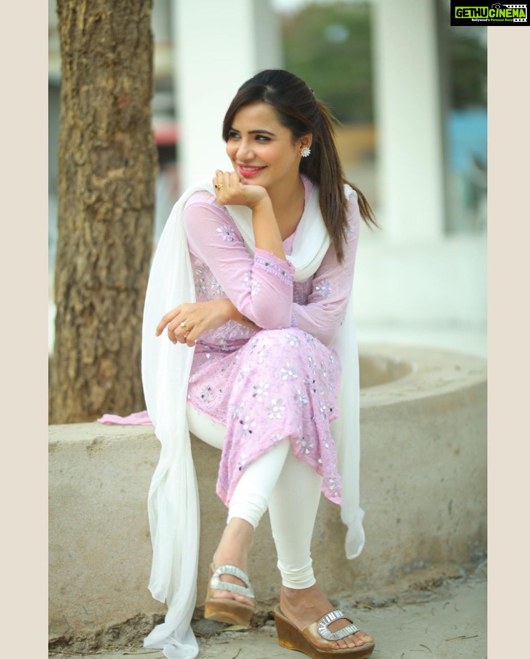 Ashu Reddy Instagram - Pink chudidaar 😻♥️👠 #ashureddy #chudidar #longtime @naveen_photography_official 🍋💯