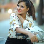 Ashu Reddy Instagram - Hi, haaiyigaa shikaru ki veldamaa..!! 🤭😎 #ashureddy #bikeridelover @naveen_photography_official