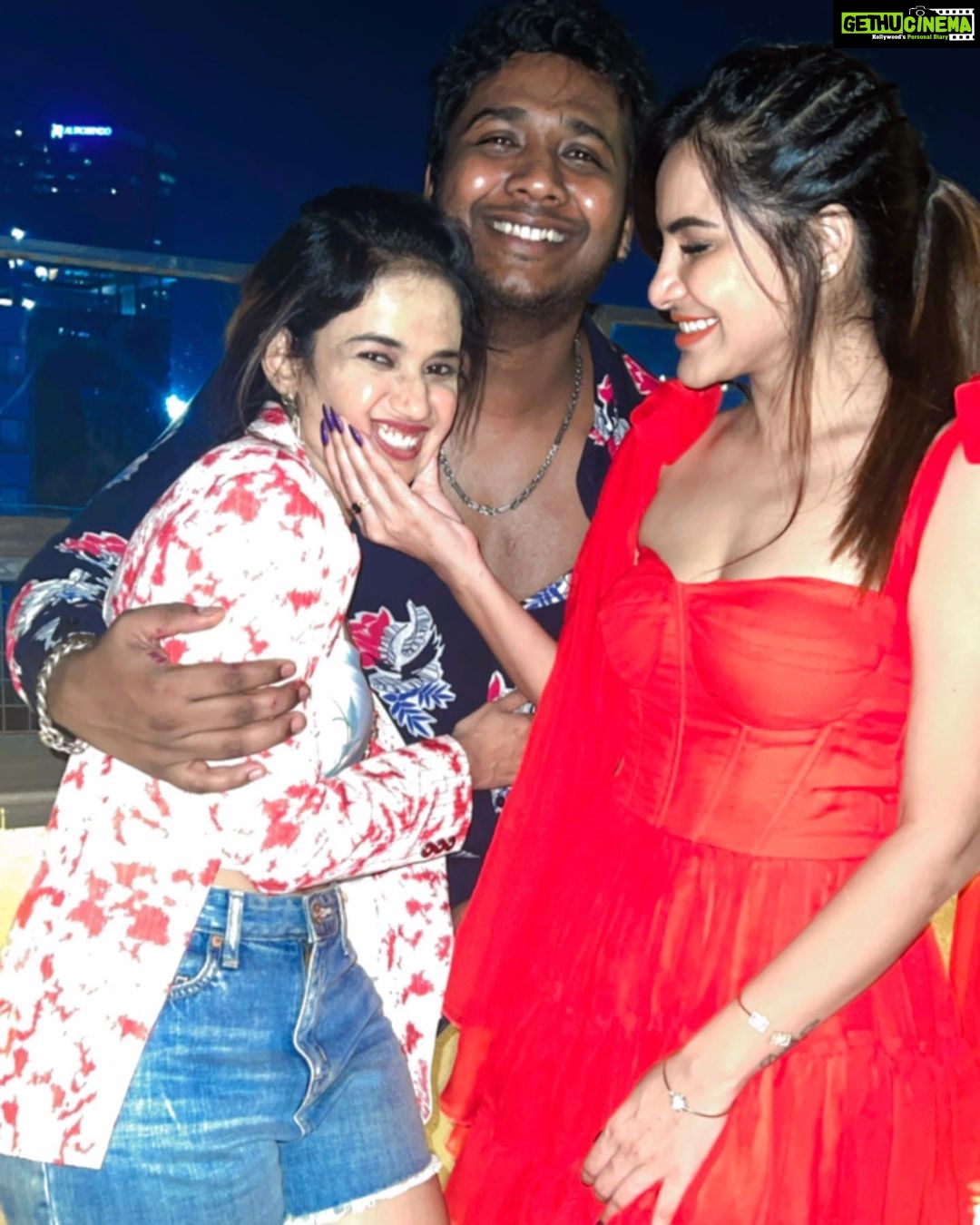 Ashu Reddy Instagram - Mine and I'm possessive 🧿♥️ #ashureddy #myfriends #mypeople #rareseeds