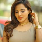 Ashu Reddy Instagram - Golden Beige is doing some magic here!! 💫⭐️☀️#ashureddy #beige #goldenhour #confidenceissexy 🌻 @naveen_photography_official .. make up, accessories, dress, everything's by ME!🌸♥️😂