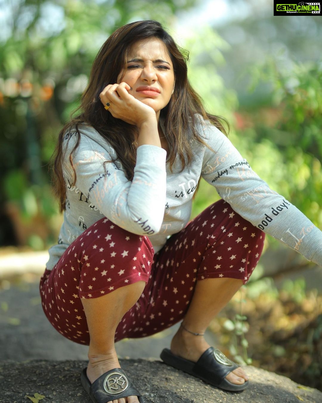 Ashu Reddy Instagram - Don't forget to keep your surroundings clean. Don't ask me about last two pictures 🤧😝🤐👻 #ashureddy #funtimes @naveen_photography_official