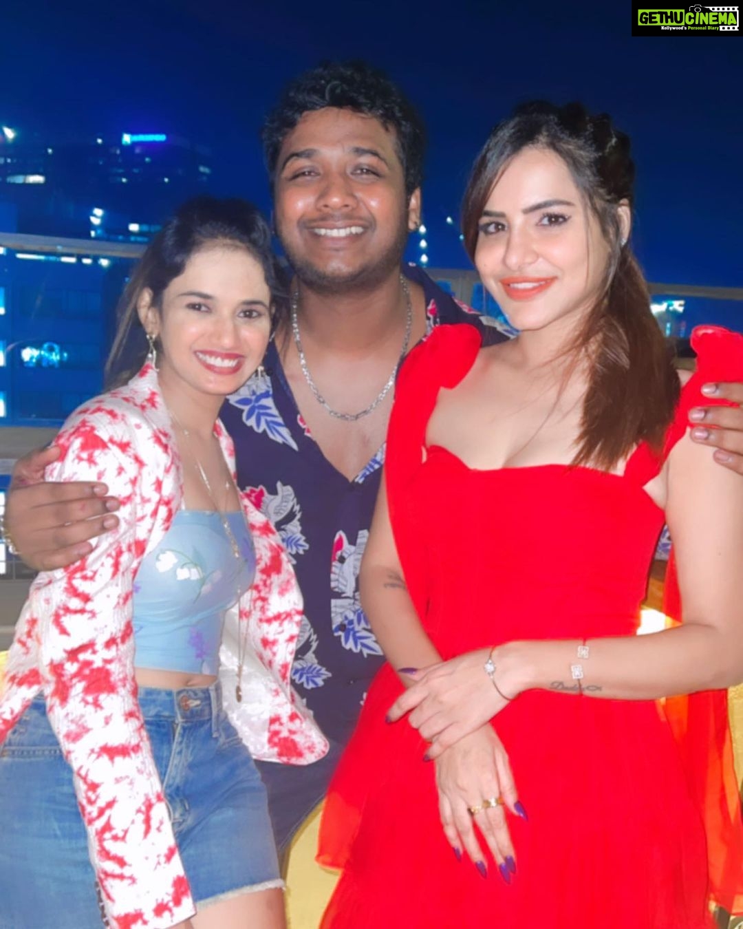 Ashu Reddy Instagram - Mine and I'm possessive 🧿♥️ #ashureddy #myfriends #mypeople #rareseeds