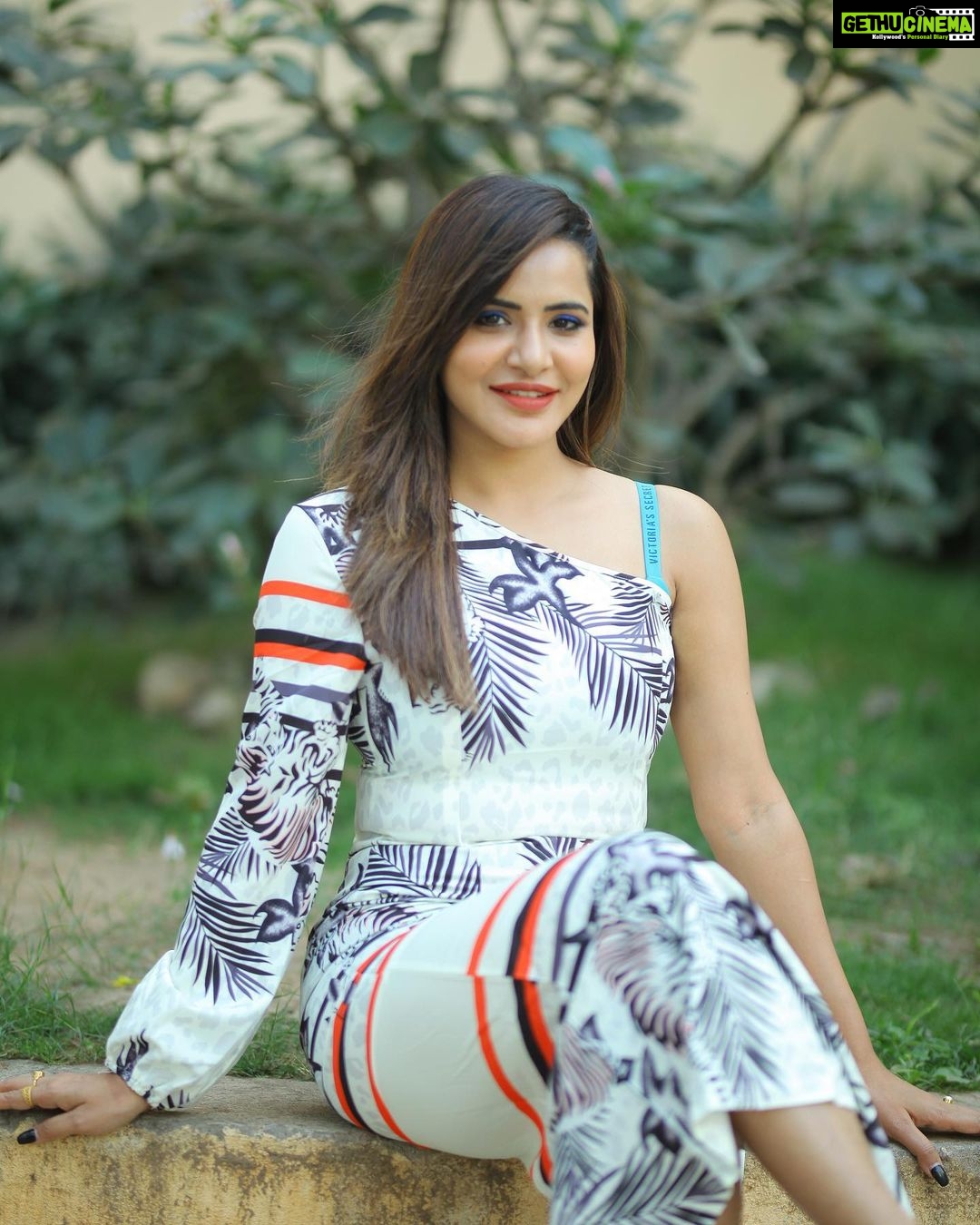 Ashu Reddy Instagram - If happiness is YOU, then I want YOU..!! πΈβ€οΈπ #ashureddy #feelinggrateful #photooftheday @naveen_photography_official @hairstylistravi #2022