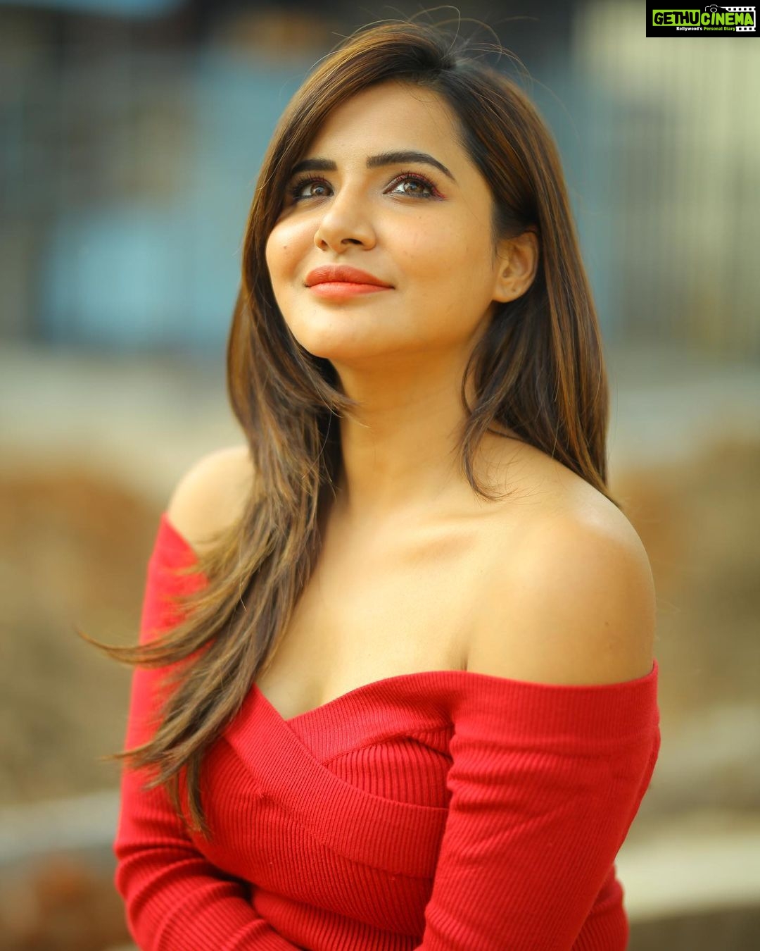 Ashu Reddy Instagram - Make it bright when you've light..!!😍 #ashureddy #reddress #redlovers❤️ #photooftheday @naveen_photography_official 🥳