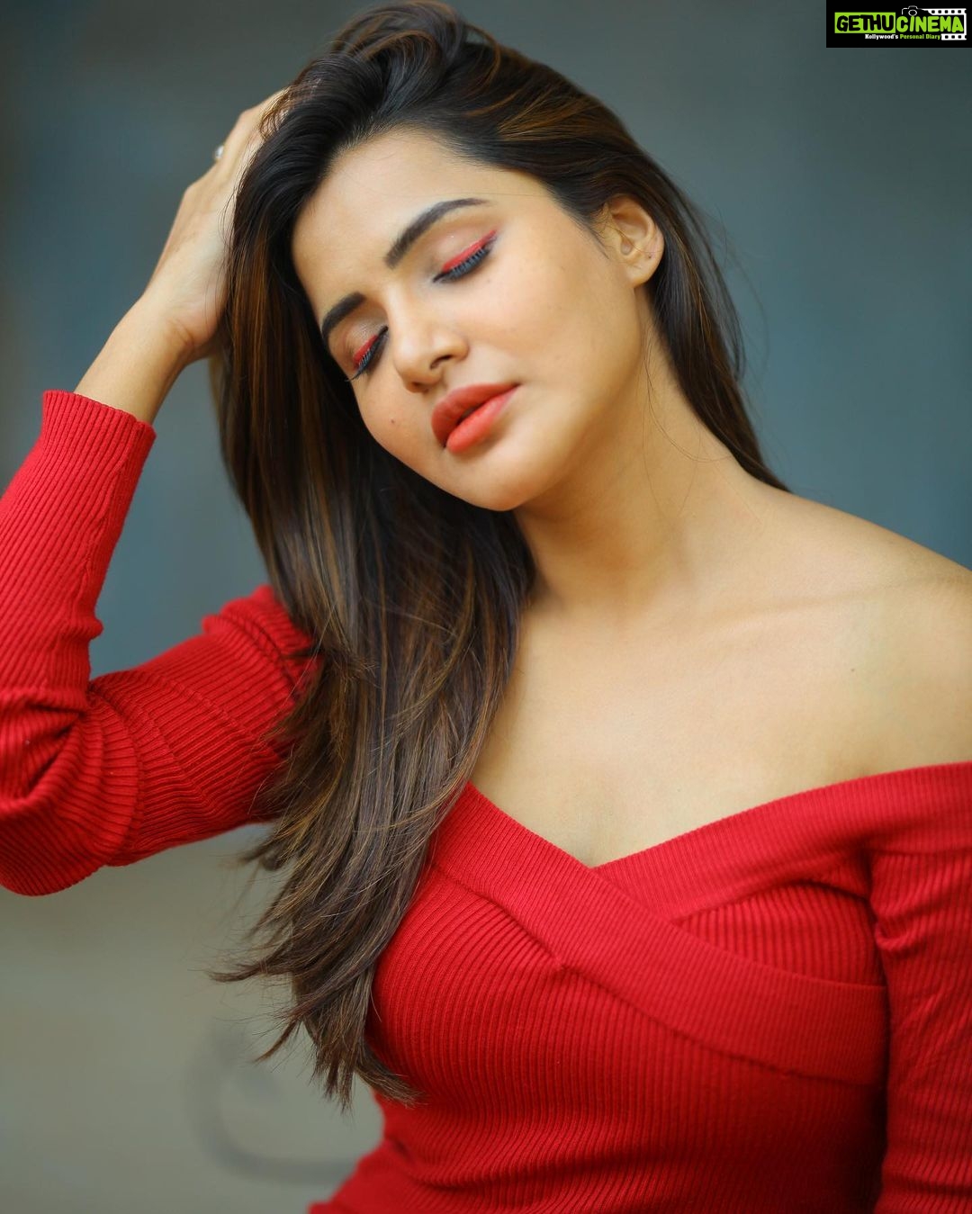 Ashu Reddy Instagram - Make it bright when you've light..!!😍 #ashureddy #reddress #redlovers❤️ #photooftheday @naveen_photography_official 🥳