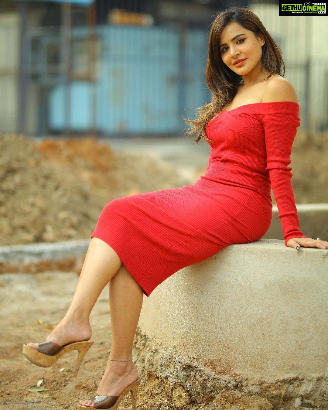 Ashu Reddy Instagram - Make it bright when you've light..!!😍 #ashureddy #reddress #redlovers❤️ #photooftheday @naveen_photography_official 🥳