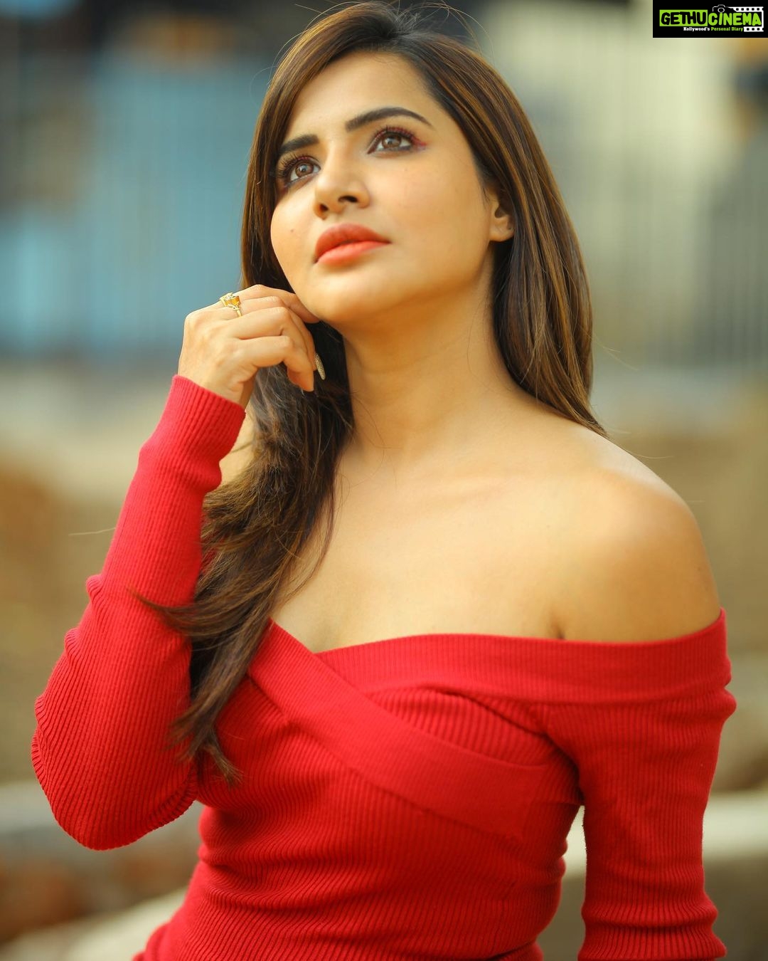 Ashu Reddy Instagram - Make it bright when you've light..!!😍 #ashureddy #reddress #redlovers❤️ #photooftheday @naveen_photography_official 🥳