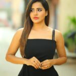 Ashu Reddy Instagram - Dark color is an emotion, everyone loves it..!!❤️🐺 #ashureddy #darkfantasy #photooftheday @naveen_photography_official 🧚🏻‍♀️