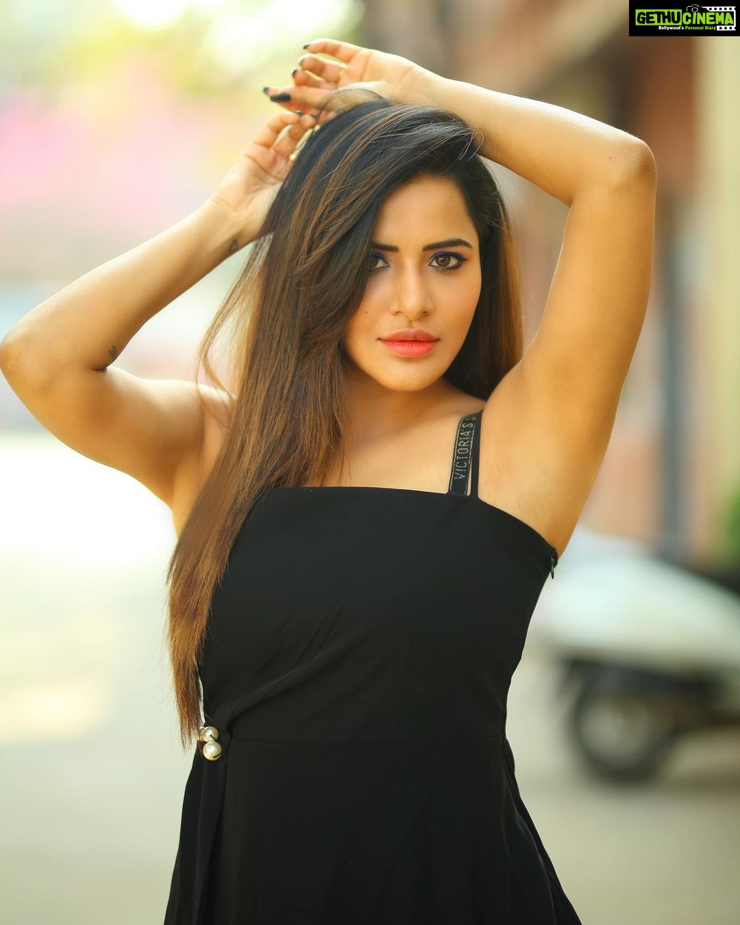 Ashu Reddy Instagram - Dark color is an emotion, everyone loves it..!!❤️🐺 #ashureddy #darkfantasy #photooftheday @naveen_photography_official 🧚🏻♀️