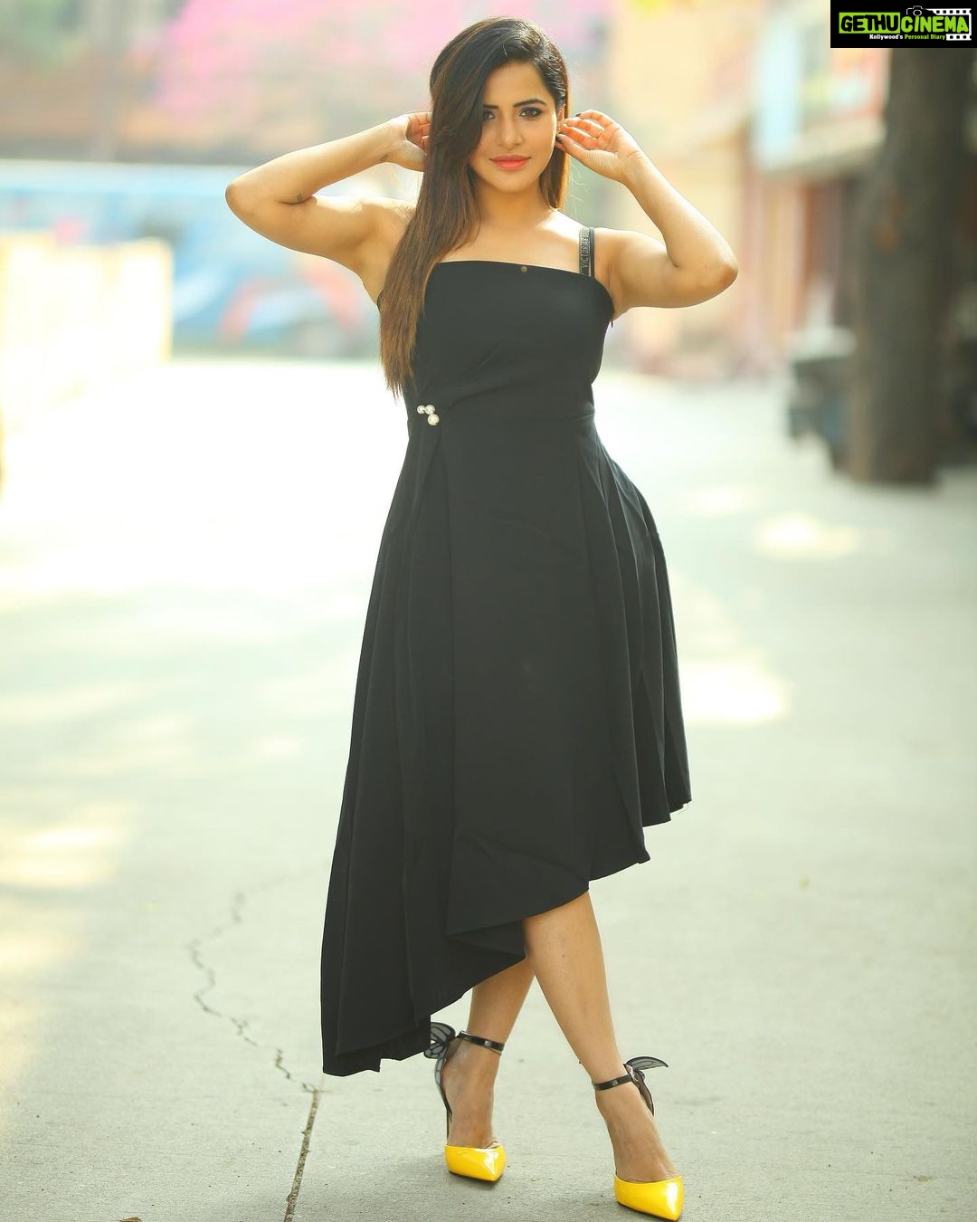 Ashu Reddy Instagram - Dark color is an emotion, everyone loves it..!!❤️🐺 #ashureddy #darkfantasy #photooftheday @naveen_photography_official 🧚🏻♀️