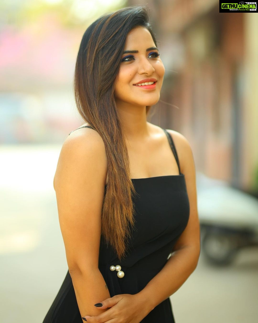 Ashu Reddy Instagram - Dark color is an emotion, everyone loves it..!!❤️🐺 #ashureddy #darkfantasy #photooftheday @naveen_photography_official 🧚🏻♀️