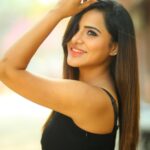 Ashu Reddy Instagram - Dark color is an emotion, everyone loves it..!!❤️🐺 #ashureddy #darkfantasy #photooftheday @naveen_photography_official 🧚🏻‍♀️