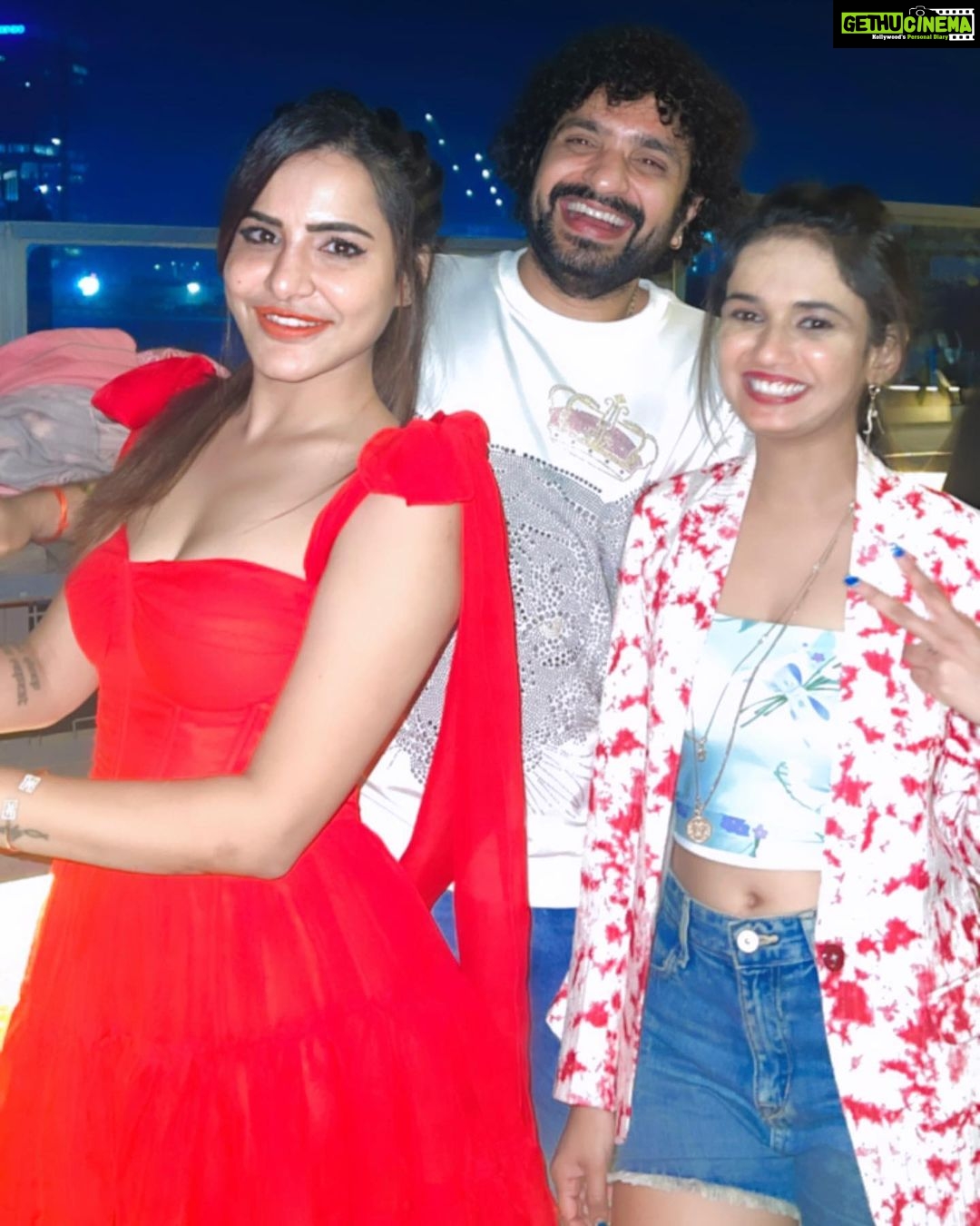 Ashu Reddy Instagram - Mine and I'm possessive 🧿♥️ #ashureddy #myfriends #mypeople #rareseeds