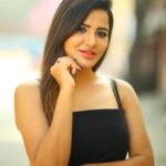 Ashu Reddy Instagram - Dark color is an emotion, everyone loves it..!!❤️🐺 #ashureddy #darkfantasy #photooftheday @naveen_photography_official 🧚🏻‍♀️