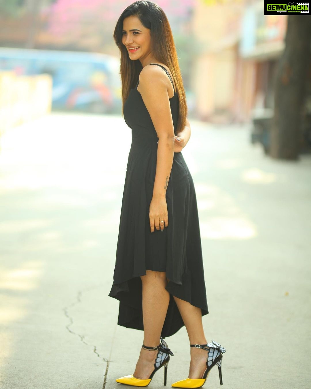 Ashu Reddy Instagram - Dark color is an emotion, everyone loves it..!!❤️🐺 #ashureddy #darkfantasy #photooftheday @naveen_photography_official 🧚🏻♀️