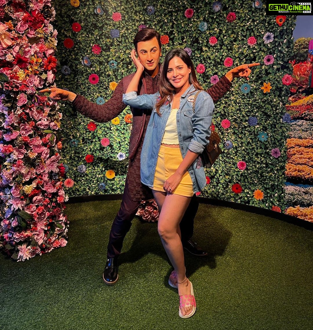 Ashu Reddy Instagram - Guess who's behind me!!πβ₯οΈ swipe right to encounter and exitππ #ashureddy #dubai #ranbeerkapoor !! sorry @aliaabhatt π πΈ Dubai-UAE