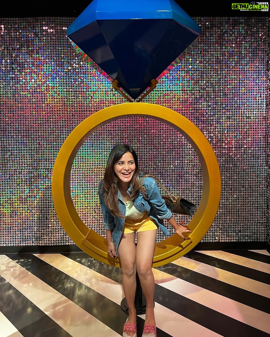 Ashu Reddy Instagram - Blue sapphire went wrong 😜😫🧚🏻♀️ #ashureddy #dubaitravel #vacationvibes #funny Madame Tussauds Dubai