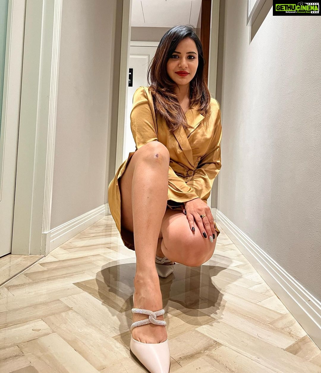 Ashu Reddy Instagram - Sorry my knee hurts, I can't sit or stand properly 😝😫 But I'm in love with the caramel dress by my favorite @ahtiboutique @itssahithianshu 😍 heels by @dune_london and the rest you know!🤩❤️ #ashureddy #ahtiboutique #dubaitravel 🧚🏻♀️ TAJ DUBAI