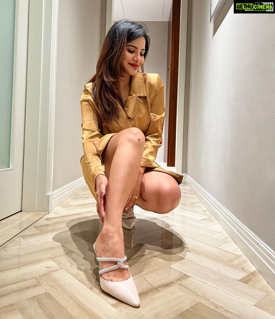 Ashu Reddy Instagram - Sorry my knee hurts, I can't sit or stand properly 😝😫 But I'm in love with the caramel dress by my favorite @ahtiboutique @itssahithianshu 😍 heels by @dune_london and the rest you know!🤩❤️ #ashureddy #ahtiboutique #dubaitravel 🧚🏻♀️ TAJ DUBAI