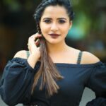 Ashu Reddy Instagram - Jadalatho bayapetadam ante idhenemo😂😂🌺 #ashureddy #photooftheday #funny #braids @hairstylistravi @naveen_photography_official