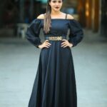 Ashu Reddy Instagram - Jadalatho bayapetadam ante idhenemo😂😂🌺 #ashureddy #photooftheday #funny #braids @hairstylistravi @naveen_photography_official