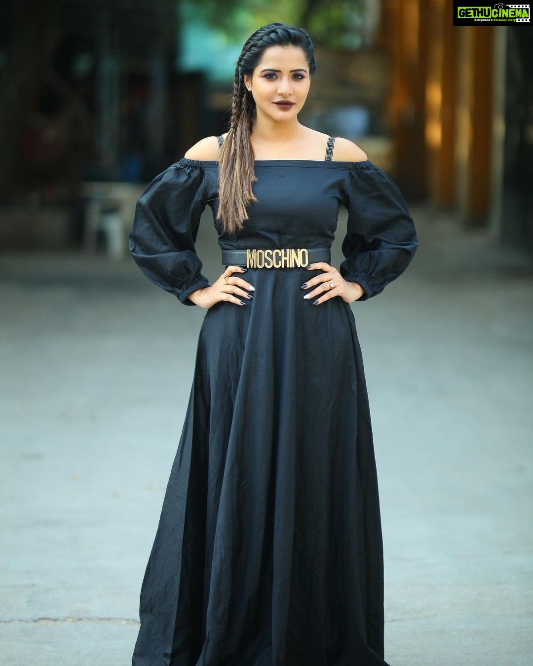 Ashu Reddy Instagram - Jadalatho bayapetadam ante idhenemo😂😂🌺 #ashureddy #photooftheday #funny #braids @hairstylistravi @naveen_photography_official