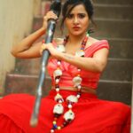 Ashu Reddy Instagram - Abraca Dabra, gili giliyaa!!😝🤣😂 #ashureddy #funnyposes #captionthisbetterthanme 😎👹 @naveen_photography_official @label.daara @hairstylistravi 🌹👁 #happydays