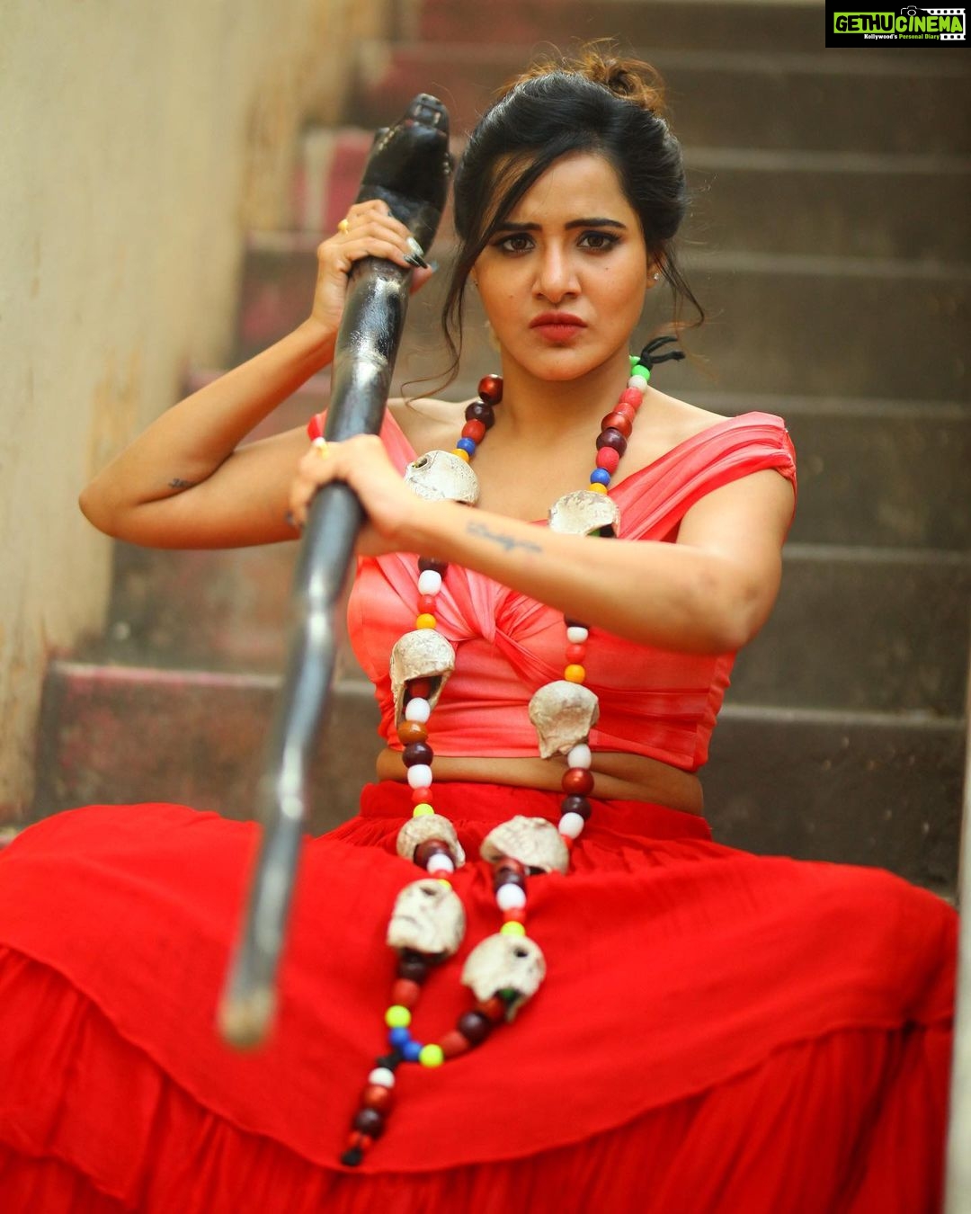 Ashu Reddy Instagram - Abraca Dabra, gili giliyaa!!😝🤣😂 #ashureddy #funnyposes #captionthisbetterthanme 😎👹 @naveen_photography_official @label.daara @hairstylistravi 🌹👁 #happydays