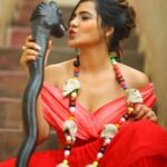 Ashu Reddy Instagram - Abraca Dabra, gili giliyaa!!😝🤣😂 #ashureddy #funnyposes #captionthisbetterthanme 😎👹 @naveen_photography_official @label.daara @hairstylistravi 🌹👁 #happydays