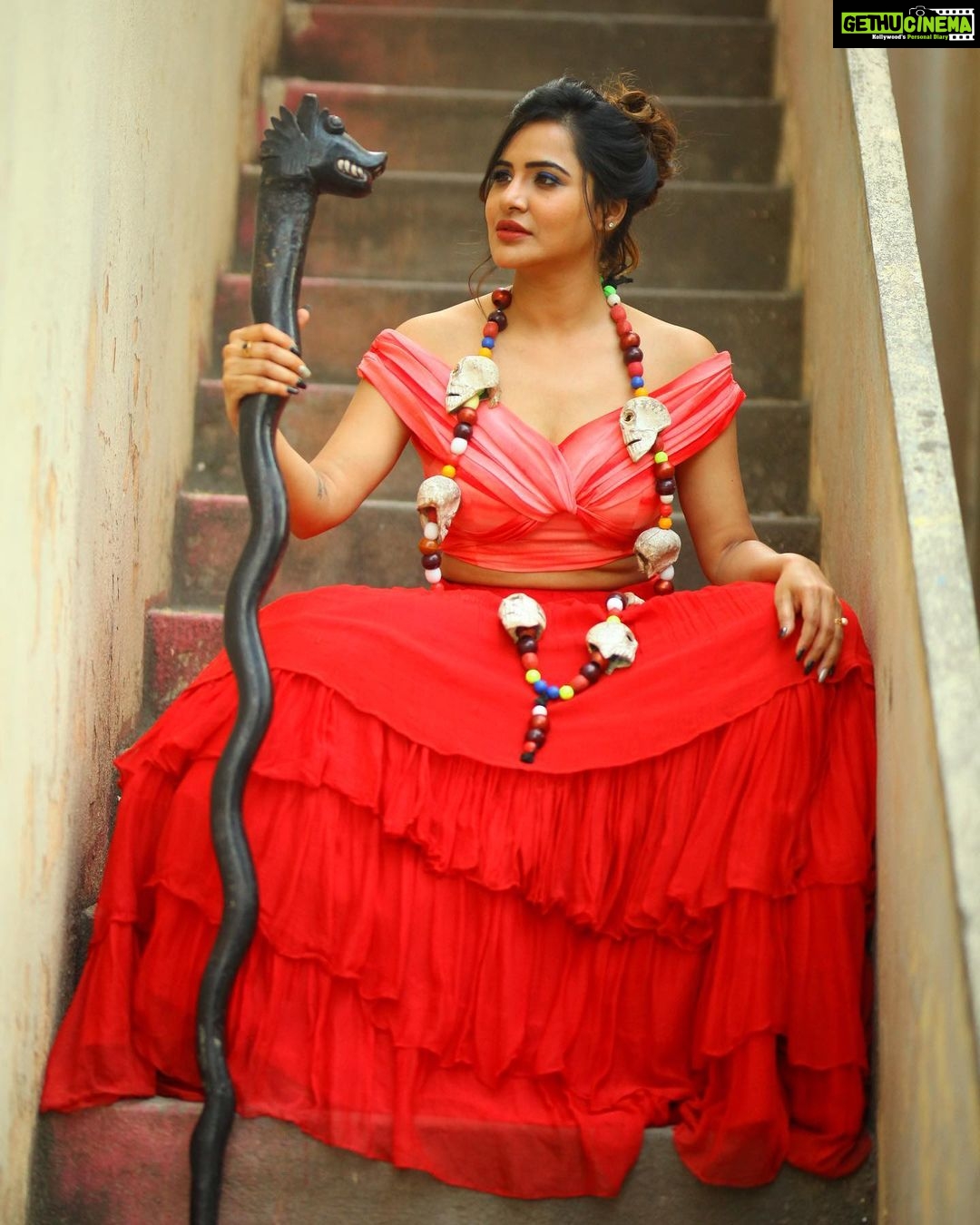 Ashu Reddy Instagram - Abraca Dabra, gili giliyaa!!😝🤣😂 #ashureddy #funnyposes #captionthisbetterthanme 😎👹 @naveen_photography_official @label.daara @hairstylistravi 🌹👁 #happydays