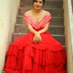 Ashu Reddy Instagram - Red gari ammai ra, Red dress veskundi raa!! 👁😂👹 #ashureddy @naveen_photography_official @label.daara @hairstylistravi #photoeveryday 🌹🦀
