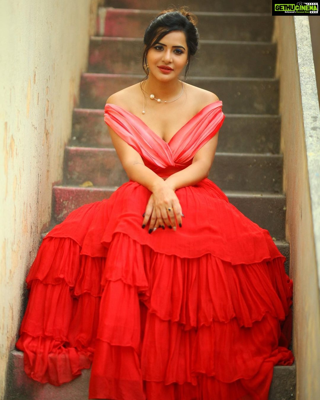 Ashu Reddy Instagram - Red gari ammai ra, Red dress veskundi raa!! 👁😂👹 #ashureddy @naveen_photography_official @label.daara @hairstylistravi #photoeveryday 🌹🦀