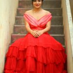 Ashu Reddy Instagram - Red gari ammai ra, Red dress veskundi raa!! 👁😂👹 #ashureddy @naveen_photography_official @label.daara @hairstylistravi #photoeveryday 🌹🦀