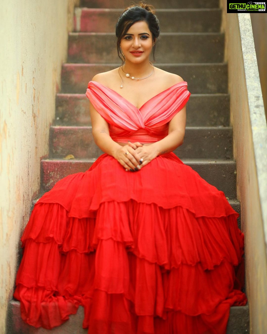Ashu Reddy Instagram - Red gari ammai ra, Red dress veskundi raa!! 👁😂👹 #ashureddy @naveen_photography_official @label.daara @hairstylistravi #photoeveryday 🌹🦀
