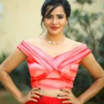 Ashu Reddy Instagram - Red gari ammai ra, Red dress veskundi raa!! 👁😂👹 #ashureddy @naveen_photography_official @label.daara @hairstylistravi #photoeveryday 🌹🦀