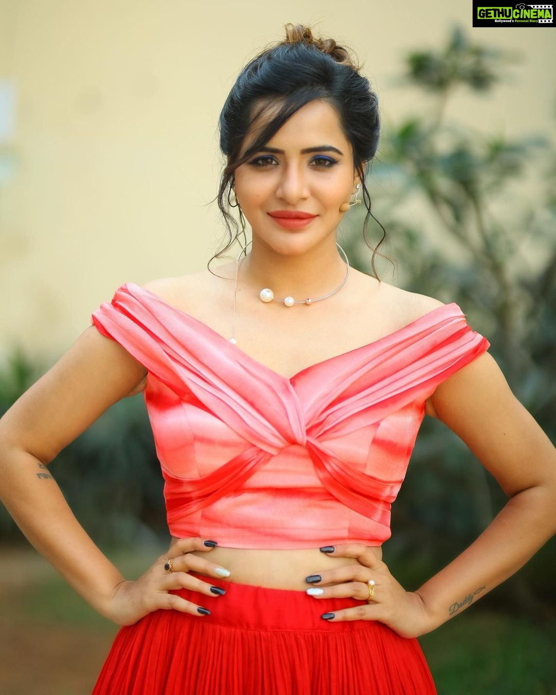 Ashu Reddy Instagram - Red gari ammai ra, Red dress veskundi raa!! 👁😂👹 #ashureddy @naveen_photography_official @label.daara @hairstylistravi #photoeveryday 🌹🦀