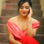 Ashu Reddy Instagram - Red gari ammai ra, Red dress veskundi raa!! 👁😂👹 #ashureddy @naveen_photography_official @label.daara @hairstylistravi #photoeveryday 🌹🦀